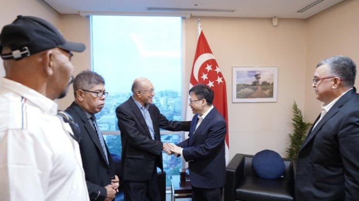 Wali Nanggroe Aceh, Paduka Yang Mulia Tgk. Malik Mahmud Al Haythar, melakukan pertemuan dengan Konjen Republik Singapura untuk Medan, Dr. Edmund Chia, Jumat (20/6/2025) di Kota Medan. Pada pertemuan itu dibahas kerja sama, di bidang pendidikan serta investasi ekonomi yang berkelanjutan. FOR PROHABA