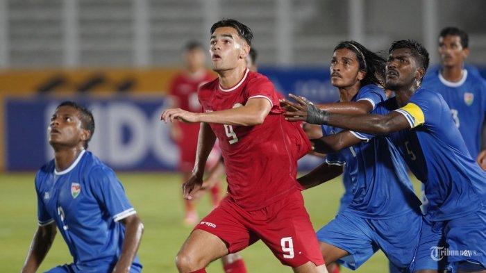 Pesepak bola Timnas U-20 Indonesia, Jens Raven berebut bola dengan pesepak bola Maladewa pada pertandingan Grup F kualifikasi Piala Asia U-20 di Stadion Madya Jakarta, Rabu (25/9/2024). Pada pertandingan tersebut Indonesia berhasil menghempaskan perlawanan Maladewa dengan skor 4-0. Inilah prediksi line-up Timnas U20 Indonesia saat melawan Timor Leste dalam laga kedua Grup F Kualifikasi Piala Asia U20 2025, Jumat (27/9/2024).