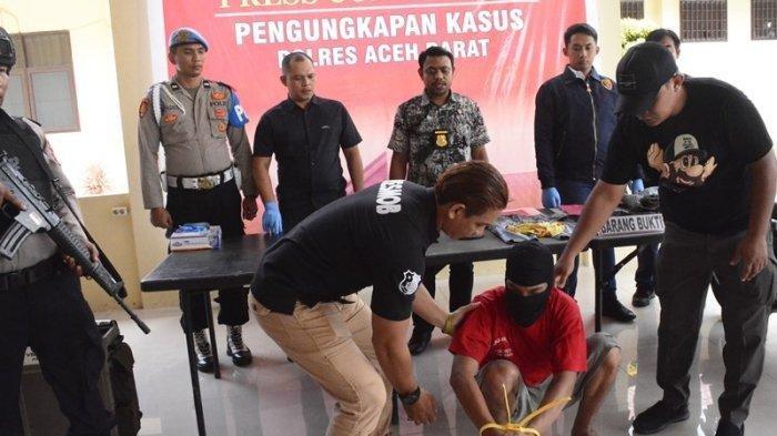 Polisi memperlihatkan tersangka kasus pembunuhan anak pacarnya yang masih usia lima tahun, Jumat (23/2/2024) di Mapolres Aceh Barat dalam jumpa pers.