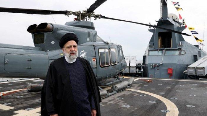 Gambar yang disediakan oleh kantor kepresidenan Iran pada 2 Februari 2024 menunjukkan Presiden Iran Ebrahim Raisi (tengah) mengunjungi pangkalan angkatan laut Korps Garda Revolusi Iran (IRGC) di Bandar Abbas, Iran selatan.