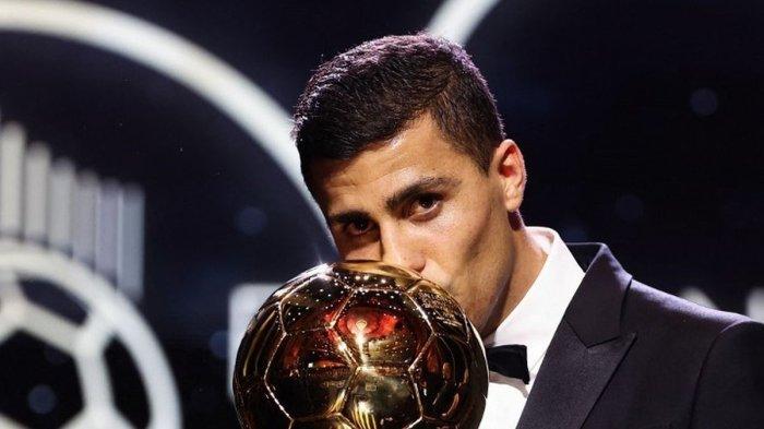 Gelandang timnas Spanyol dan Manchester City Rodri mencium trofi saat menerima penghargaan Ballon d'Or selama upacara penghargaan Ballon d'Or France Football 2024 di Theatre du Chatelet di Paris pada Senin 28 Oktober 2024. (Foto oleh FRANCK FIFE / AFP)