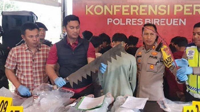 Sejumlah barang bukti ditemukan seiring dengan diamankannya 18 remaja yang membawa senjata tajam di jalanan Kota Bireuen, Minggu (3/12/2023) dini hari.