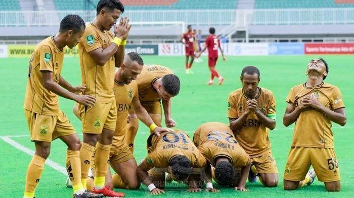 BHAYANGKARA FC PROMOSI - Selebrasi pemain Bhayangkara FC setelah Dendy Sulistyawan mencetak gol ke gawang Persijap Jepara dalam babak 8 besar Liga 2 di Stadion Pakansari, Bogor, pada Selasa (21/1/2025). Terkini, Bhayangkara FC dipastkan promosi ke Liga 1 musim 2025/2026 setelah bermain imbang tanpa gol melawan Persijap Jepara di Stadion Gelora Bumi Kartini, Jepara, Jawa Tengah, pada Rabu (12/2/2025).