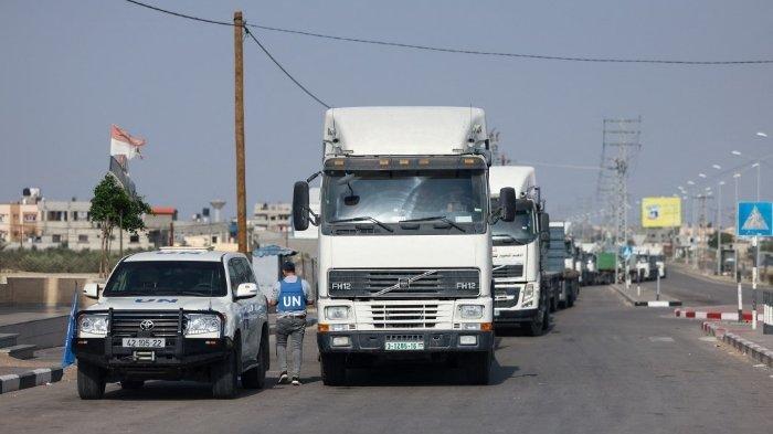 Truk kosong menunggu bantuan tiba di Jalur Gaza di persimpangan Rafah dengan Mesir pada 22 Oktober 2023.