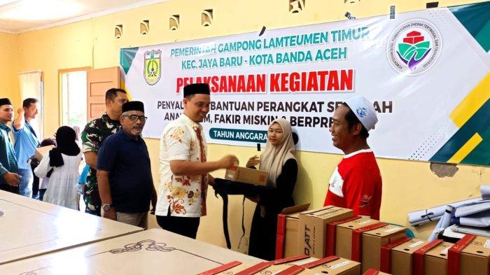 Keuchik Lamteumen Timur, Riazil menyerahkan paket sekolah bagi anak yatim di desanya, Minggu (6/7/2025). Ada 70 paket sekolah yang disalurkan bagi anak yatim dan fakir miskin yang disalurkan di tahun keempat ini.
FOR PROHABA.CO