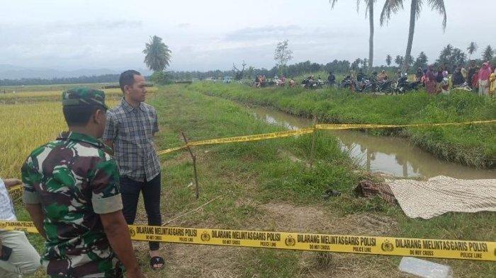 PERHATIKAN MAYATA - Kasat Reskrim Polres Pidie, AKP Dedy Miswar, memperhatikan mayat laki-laki ditemukan mengapung di pintu irigasi persawahan Kecamatan Glumpang Tiga, Minggu (23/3/2025).