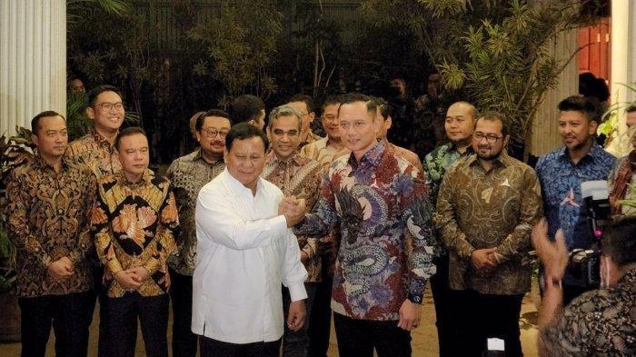 FOTO DOK./ Ketua Umum Partai Demokrat Agus Harimurti Yudhoyono (AHY) bersalaman dengan Ketua Umum Partai Gerindra Prabowo Subianto beberapa waktu lalu.