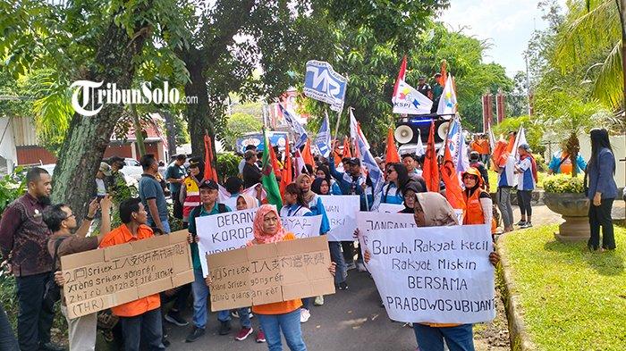AKSI SOLIDARITAS - Konfederasi Serikat Pekerja Indonesia (KSPI) Jawa Tengah dan Partai Buruh mengadakan aksi solidaritas di depan rumah milik Pemilik PT. Sri Rejeki Isman Tbk Iwan Kurniawan di Solo, Jawa Tengah, Jumat (21/3/2025). Mereka menuntut Iwan Lukminto membayarkan tunjangan hari raya (THR) eks karyawan Sritex melalui kantong pribadi.
