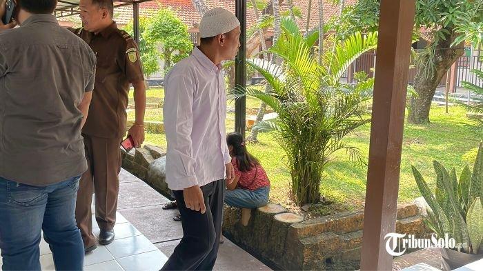 TUSUK ADIK IPAR - AS (35), pelaku penusukan terhadap adik iparnya sendiri di Sukoharjo. AS menusuk UTH adik iparnya diduga karena cintanya tak berbalas dan cemburu setelah UTH diketahui bakal menikah dengan jodoh pilihan keluarganya, beberapa waktu lalu.