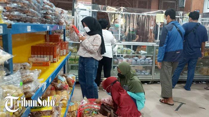 Suasana pembeli di Abon Mesran, di Kecamatan Serengan, Kota Solo