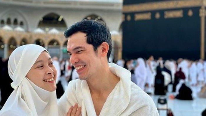Adrian Maulana dan sang istri, di Mekkah