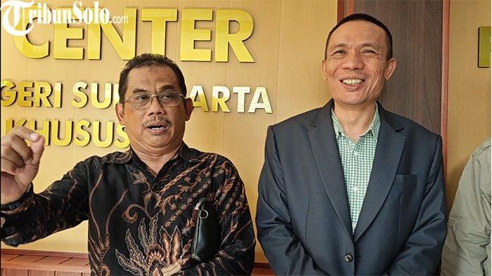 UNGKAP KEJANGGALAN IJAZAH. Ahli Digital Forensik Rismon Sianipar mendatangi Pengadilan Negeri Surakarta, Kamis (12/6/2025) di tengah sidang gugatan ijazah palsu berlangsung. Ahli Digital Forensik Rismon Sianipar berencana akan melaporkan dugaan pemalsuan dokumen ke Bareskrim Polri setelah menemukan kejanggalan di skripsi Mantan Presiden Jokowi.