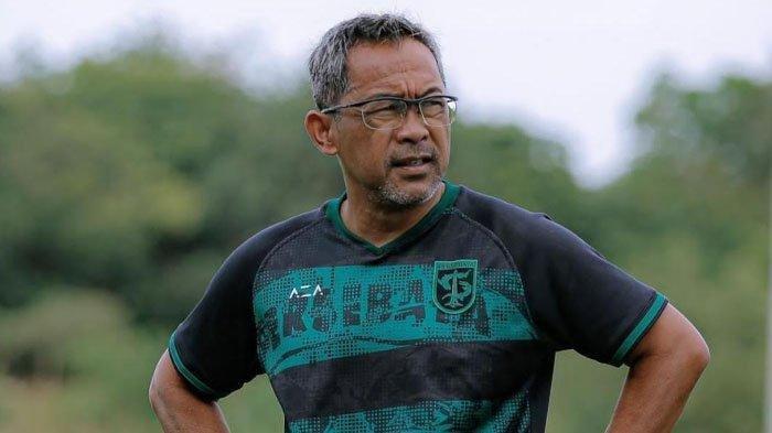 Pelatih Persebaya Surabaya Aji Santoso saat berada di Stadion Gelora 10 Nopember Surabaya