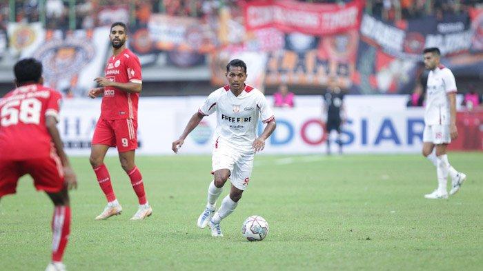 Aksi Abduh Lestaluhu (tengah) dalam laga Persija Jakarta vs Persis Solo di Stadion Patriot Candrabhaga Bekasi, Minggu (31/7/2022). Meski kalah dalam dua laga terakhir, Coach Jacksen F Tiago yakin Abduh Lestaluhu cs akan segera menemukan performa terbaik mereka.