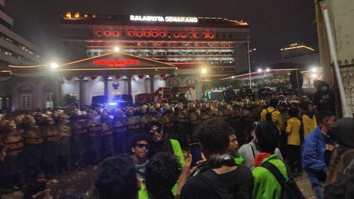 Aksi demonstrasi menentang rezim Jokowi di Jalan Pemuda Kota Semarang, Senin (26/8/2024).