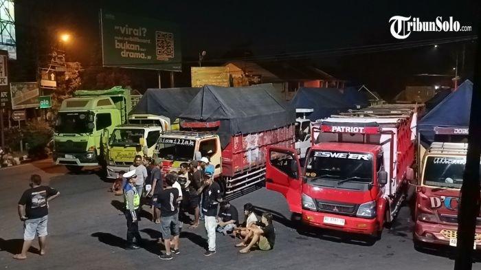 DEMO ODOL - Aksi demonstrasi ratusan sopir truk menolak kebijakan Over Dimension Over Loading (ODOL) berlangsung panas di Boyolali, Kamis (19/6/2025). Tak sekadar berkumpul, para sopir bahkan memblokir sejumlah titik jalan strategis di pusat kota hingga petang hari.