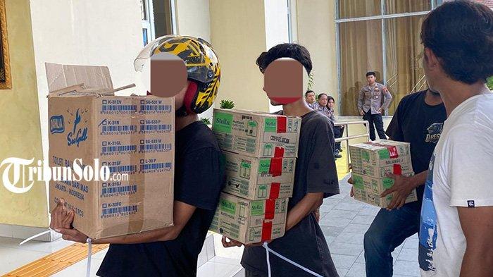 DIAMANKAN POLISI. Dua karyawan perusahaan di Mojosongo diamankan Tim Resmob Satreskrim Polresta Solo usai nekat maling barang-barang milik kantor tempat mereka bekerja, Rabu (28/5/2025). Aksi pencurian yang dilakukan oleh Andrean Batistuta (21) dan Muzaimy Yahya Amudi (39) tersebut dilakukan pada Sabtu (10/5/2025) lalu.