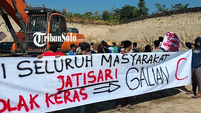 Aksi warga Desa Jatisari di Boyolali menolak tambang galian C, Senin (10/7/2023)
