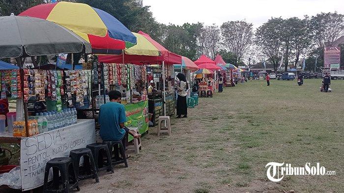 Potrait puluhan pedagang sudah memadati alun-alun satya Negara jelang konser musik Gempur Rokok Ilegal.