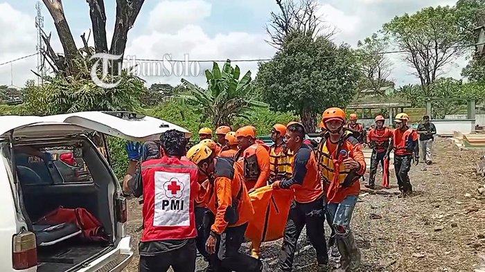 EVAKUASI. Anak 7 tahun dilaporkan hilang di Desa Gebang, Kecamatan Masaran, Kabupaten Sragen, Selasa (25/7/2025). Dia ditemukan meninggal dunia di sungai kecil.