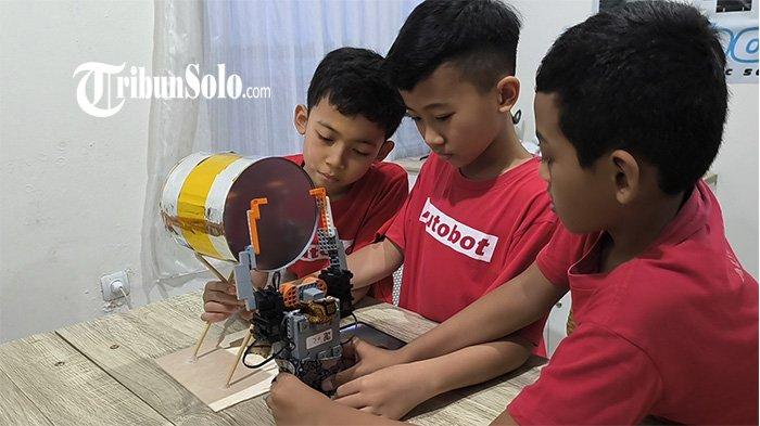 NGABUBURIT SERU. Anak-anak merakit robot pemukul beduk, mengisi waktu ngabuburit di Kecamatan Klaten Selatan, Kabupaten Klaten, Kamis (27/3/2025).