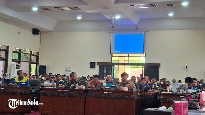 TOLAK PEMBANGUNAN : Audiensi penolakan rencana pabrik semen di Kecamatan Pracimantoro, Senin (14/4/2025). Mereka yang tergabung dalam Paguyuban Tali Jiwo itu mendatangi DPRD Wonogiri untuk menyampaikan keluh kesah mereka terhadap rencana pembangunan pabrik itu.
