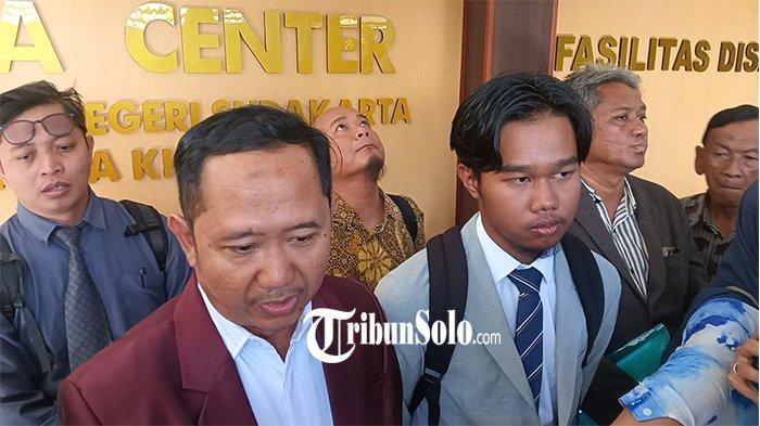 SIDANG KASUS ESEMKA. Aufaa Luqmana Re A, penggugat Jokowi, Maruf Amin dan PT SMK didampingi kuasa hukumnya Sigit N Sudibyanto saat ditemui di PN Solo, Kamis (24/4/2025). Aufaa Luqmana Re A mengaku kecewa lantaran dirinya tak bisa membeli mobil Esemka jenis Bima Pick-up sampai saat ini. Halnitu menjadi penyebab dirinya menggugat secara perdata tiga belah pihak yakni Joko Widodo (Jokowi), Maruf Amin dan PT Solo Manufaktur Kreasi (SMK) ke Pengadilan Negeri (PN) Solo.
