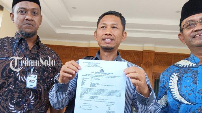 RESMI LAPOR. Ketua Komisi IV DPRD Solo, Sugeng Riyanto ditemani tim Hukum MUI Kota Solo melaporkan pemilik Warung Ayam Goreng Widuran, Rabu (11/6/2025) siang. Dia merasa tertipu karena pernah makan di warung tersebut.