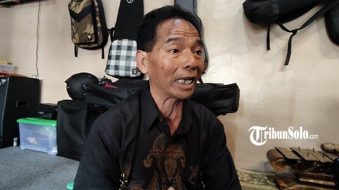 BANTAH LAKUKAN PUNGLI - Ketua LMDH Anggramanis Jayadi, saat ditemui, Selasa (6/5/2025). Dia membantah melakukan pungli dan menegaskan hanya memberikan sosialisasi kepada pendaki Gunung Lawu yang melintasi di wilayahnya di jalur Cetho.