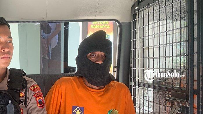 BERAKSI CABULI MURID - S (56), guru silat yang mencabuli 7 muridnya di perguruan silat Wonogiri, saat dibawa di mobil tahanan, Kamis (1/5/2025). S diketahui melakukan aksinya di sekitaran salah satu ponpes yang ada di Kecamatan Slogohimo, tepatnya di bawah tangga ponpes.