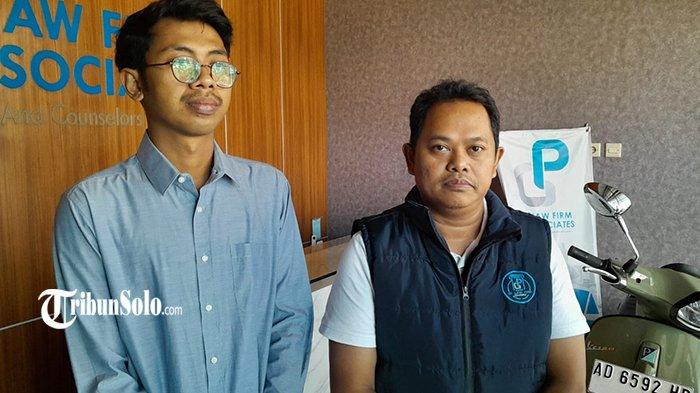 BUKA SUARA - Petugas Jaga Lintasan (PJL) 19 Kereta Api Batara Kresna, Surya Hendra Kusuma (kiri) didampingi pengacaranya saat ditemui TribunSolo.com, Sabtu (5/4/2025). Surya membantah tudingan dirinya lalai atau meninggalkan pos saat insiden kecelakaan maut yang melibatkan KA Batara Kresna dan mobil Daihatsu Sigra di Kelurahan Gayam, Sukoharjo, pada Rabu, 26 Maret 2025 lalu.