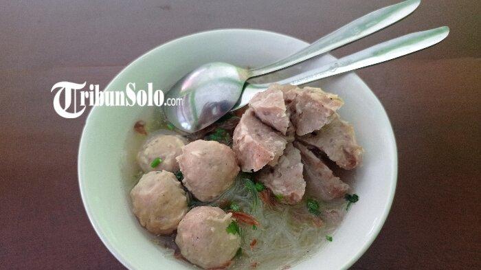 Bakso Urat di warung Bakso Empat Sekawan milik Suwarno.