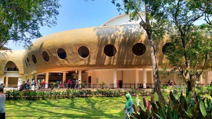 TAMAN BALEKAMBANG SOLO - Bangunan baru gedung pertunjukan di Taman Balekambang Kota Solo, Jawa Tengah, Kamis (25/7/2024). Taman Balekambang jadi salah satu destinasi wisata romantis di Solo. (TRIBUN TRAVEL/NURUL INTANIAR)