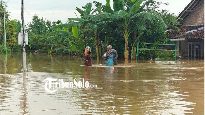 Banjir menggenang Desa Tangkil, Kecamatan Sragen, Kabupaten Sragen, Minggu (10/3/2024).