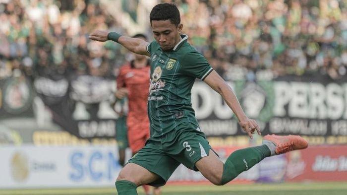 Bek kiri Persebaya Surabaya, Reva Adi Utama saat bermain di Stadion Gelora Bung Tomo, Surabaya