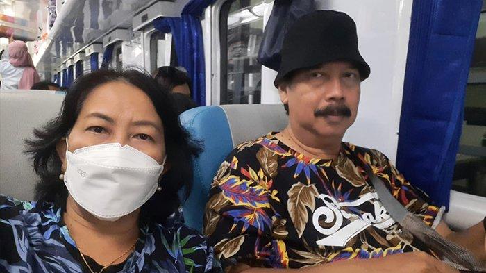 Benny Widaryanto dan Ning Wahyudiyatmi saat menuju Jakarta menaiki kereta api dari Stasiun Tugu Yogyakarta
