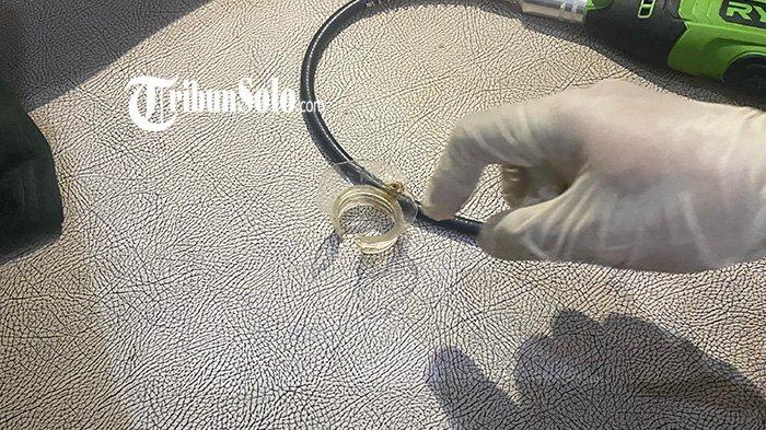 PELEPASAN DRAMATIS. Bibir Botol Air Mineral Tersangkut di Penis Remaja yang berhasil dilepas Damkar Wonogiri, Selasa (18/3/2025). (Tribun Solo / Istimewa)