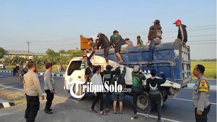 Bonek yang tidak terkoordinir dipulangkan Polres Sragen saat hendak menuju Solo untuk menonton pertandingan uji coba antara Persis Solo Vs Persebaya. Penyekatan dilakukan di Kecamatan Sambungmacan, Jumat (23/6/2023).
