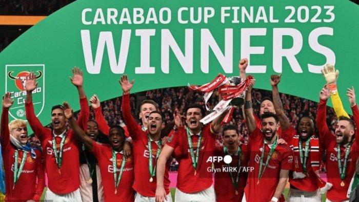 Gelandang Manchester United Bruno Fernandes dan bek Harry Maguire (Tengah) mengangkat trofi di Final Carabao Cup di Stadion Wembley, London pada Senin (27/2/2023) dini hari WIB.