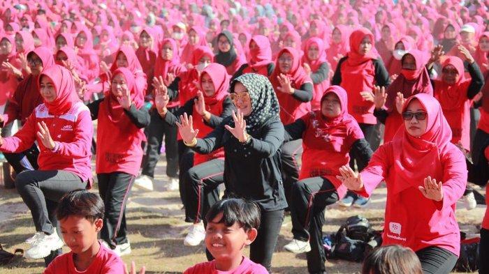 Bupati Klaten, Sri Mulyani ditengah-tengah ribuan peserta senam bersama di Lapangan Wiro, Kecamatan Bayat, Klaten, Sabtu (12/8/2023).