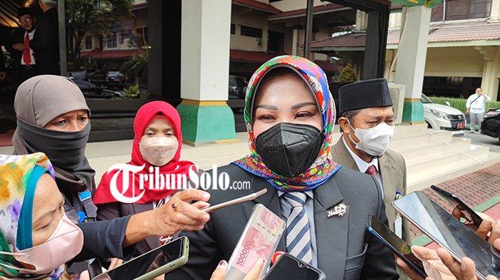 Bupati Klaten Sri Mulyani ketika ditemui TribunSolo.com. Sri Mulyani meminta warga untuk tetap mengenakan masker dikarenakan Covid-19 masih ada di sekeliling kita