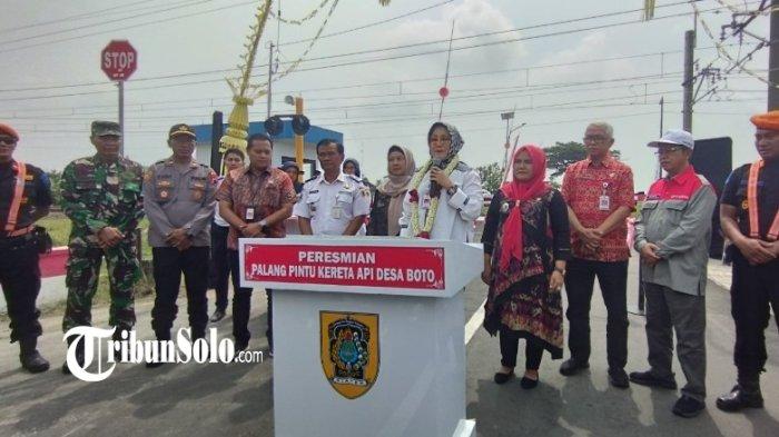 Bupati Sri Mulyani meresmikan palang perlintasan kereta api di Desa Boto, Kecamatan Wonosari, Kabupaten Klaten.