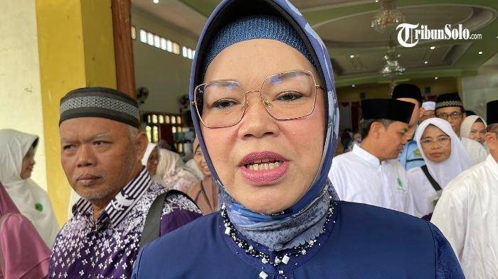 TAK BERIZIN - Bupati Sukoharjo, Etik Suryani, ditemui Minggu (27/4/2025). Sebuah Sekolah Dasar (SD) di Kabupaten Sukoharjo yang diduga menjadi lokasi kasus pelecehan seksual terhadap anak ternyata diketahui belum mengantongi izin operasional resmi dari pemerintah setempat.
