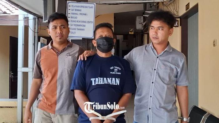 PENIPU UANG GAIB : Buruh serabutan di Kabupaten Sragen diamankan polisi usai mengaku bisa menarik uang gaib, ketika dihadirkan di Mapolres Sragen, Jumat (14/2/2025). Pelaku meyakinkan korban bisa mengeluarkan uang gaib dengan melakukan ritual tertentu.