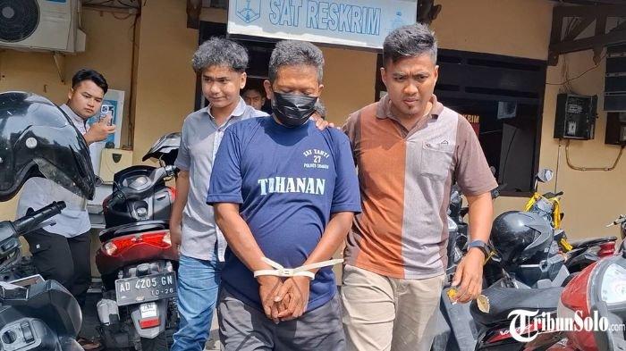 PENIPU UANG GAIB : Buruh serabutan di Kabupaten Sragen diamankan polisi usai mengaku bisa menarik uang gaib, ketika dihadirkan di Mapolres Sragen, Jumat (14/2/2025). Pelaku meyakinkan korban bisa mengeluarkan uang gaib dengan melakukan ritual tertentu.