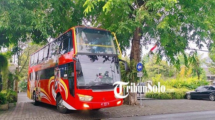 Bus double decker Werkudara yang membawa Ibu Negara Iriana Joko Widodo dan cucunya berkeliling Kota Solo, tengah berangkat dari Graha Saba Buana, Selasa (6/12/2022).