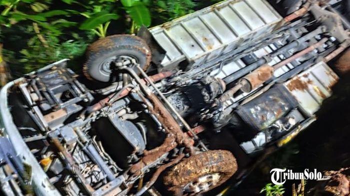 TERGULING : Bus rombongan pengajian asal Sukoharjo yang terguling di Pracimantoro, Senin (17/3/2025). Akibat kejadian itu, terdapat sejumlah korban yang mengalami luka.