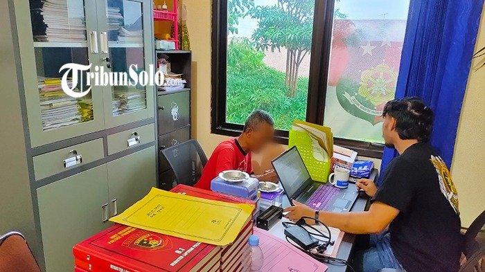 CABULI MURID SENDIRI - S (56) oknum guru silat yang mencabuli sejumlah anak di bawah umur yang merupakan muridnya sendiri di Purwantoro, Wonogiri, tengah diinterogasi polisi, Kamis (3/4/2025). S diketahui beraksi mencabuli 7 korbannya selama kurun waktu September 2024 hingga April 2025.