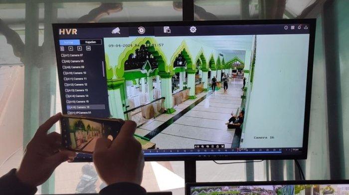 CCTV yang merekam kegiatan seorang laki-laki melakukan video call yang diduga bermuatan asusila di serambi Masjid Agung Magelang, Kamis (5/9/2024).