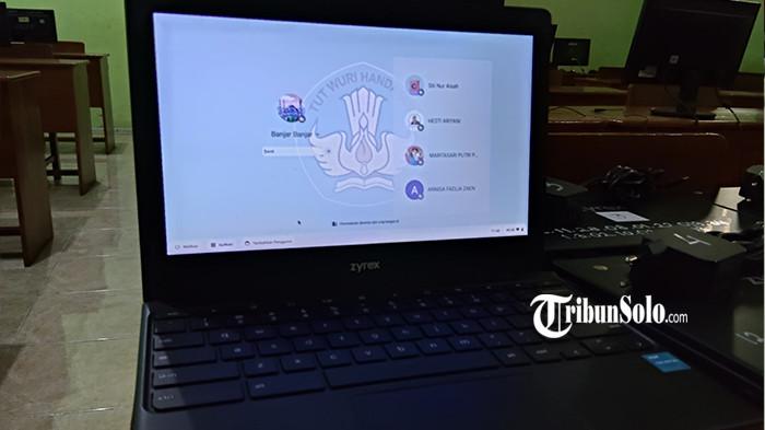 CHROMEBOOK - Penampakan hibah bantuan Chromebook di SMPN 2 Colomadu, Karanganyar, Kamis (17/7/2025). SMPN 2 Colomadu, Kabupaten Karanganyar, diketahui menjadi salah satu penerima bantuan Chromebook dari Kementerian Pendidikan, Kebudayaan, Riset, dan Teknologi (Kemendukbudristek) RI dalam program digitalisasi pendidikan di era Meteri Nadiem Makarim. Meski sudah diterima sejak 2022 lalu, chromebook itu masih berfungsi dengan baik dan digunakan oleh pihak sekolah.